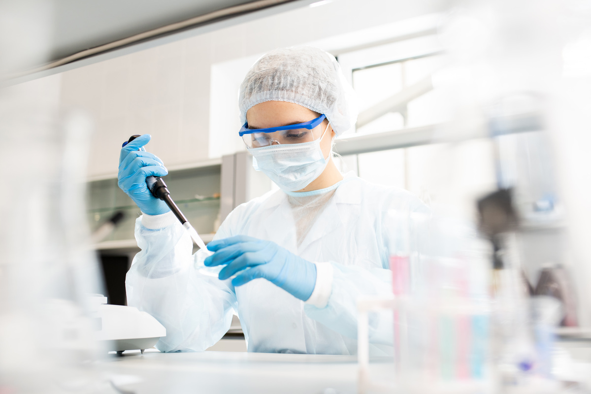 Laborantin der Dr. Wolff Group bei der präzisen Probenanalyse – für wissenschaftlich fundierte Produktentwicklung mit höchsten Qualitätsstandards.